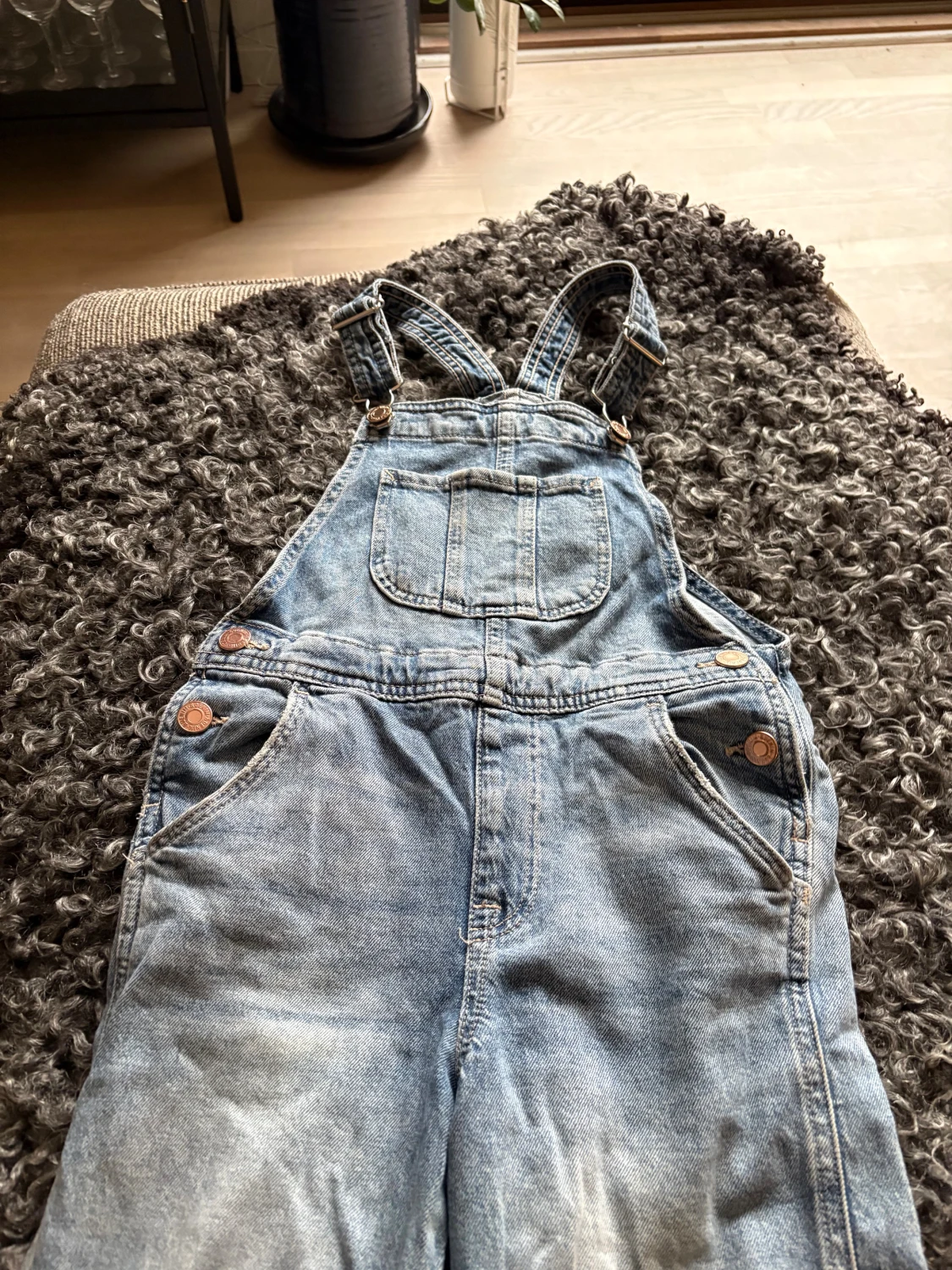 Blå denim hängselbyxor - 1