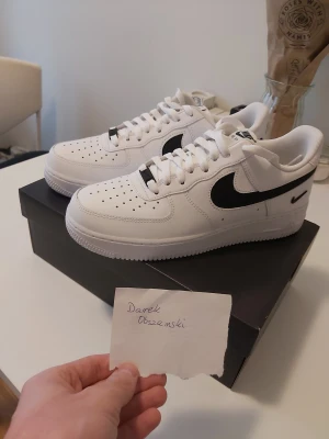 Nike Air Force 1 '07 LV8 vit/svart 42.5 - Nike Air Force 1 '07 LV8 Jag ska sälja dom här Nike skorna för att dom är för små. Dom är bara använda en gång. För mer information skriv privat. 