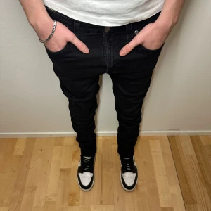 Nudie Jeans - Svarta Nudie Jeans - Hightop Tilde - W32 L32 - Skick 9/10 Hör av er vid minsta fundering! 