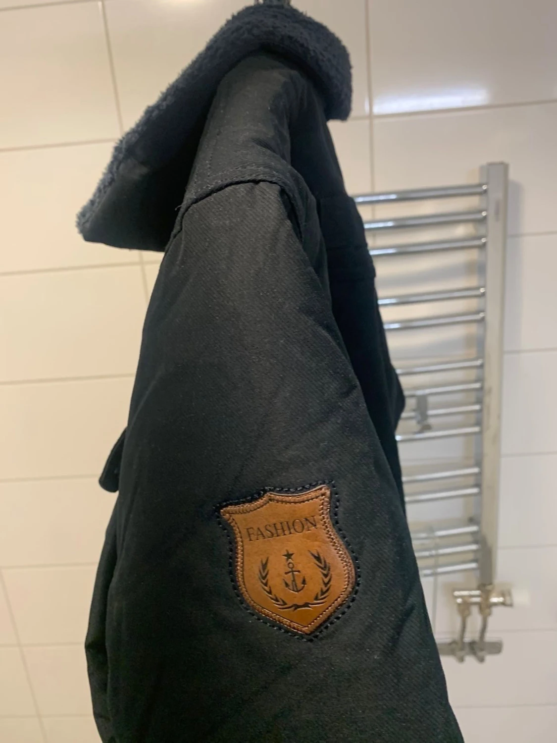 Mörkblå fältjacka med bruna detaljer - 3