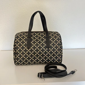 Mönstrad handväska By Malene Birger - Snygg handväska från By Malene Birger med svart och beige grafiskt mönster. Väskan har svarta handtag, guldfärgad dragkedja. Axelremmen är inte original 🥰