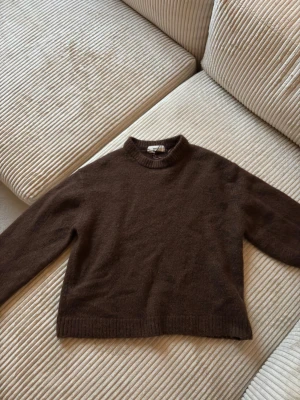 Mörkbrun stickad tröja - Säljer en mörkbrun stickad tröja från Gina. Långärmad och mjuk i materialet. Storlek xs men ändå oversized. Såå fin i färgen. Den blir inte heller nopprig då de är deras quality collection 