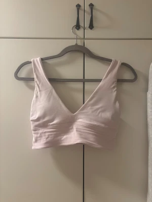 Sporttopp fråb Lulukemon  - Säljer en ljusrosa sporttopp från Lululemon, endast använd 4 ggr. Storlek 4 vilket motsvarar storlek 36 annars. Köptes för 580kr säljes för 400kr 