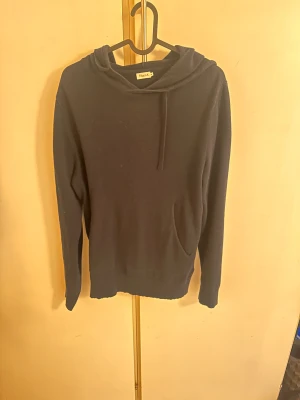 FILIPPA K stickad hoodie - Marinblå stickad hoodie från FILIPPA K, köptes i våras i butik för 1400kr, släpper den för endast 349!