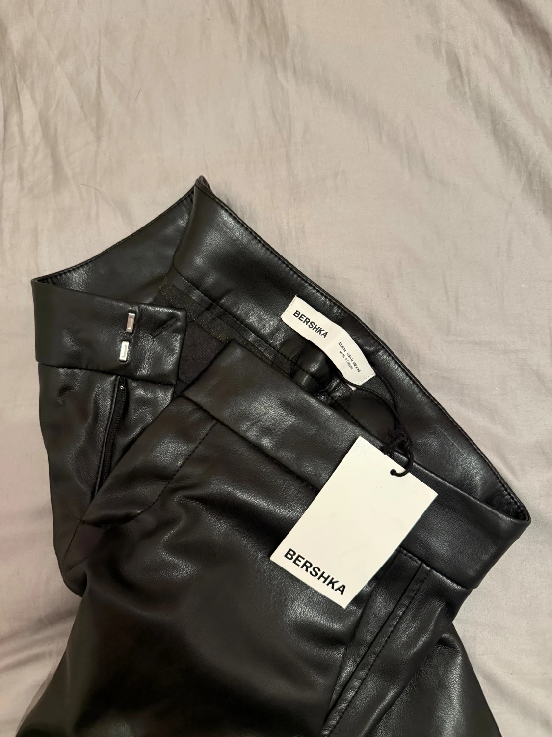 Svarta bootcut byxor i skinn från Bershka - 2