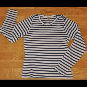 Vintage 80-tal tröja - Vintage från det glada 80-talet. Randig i blå & vit. Bomull.  💙