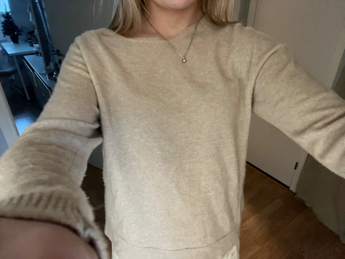 Beige kashmirtröja från Graham & Golden