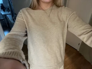 Beige kashmirtröja från Graham & Golden - Supermjuk beige tröja i 100% kashmir från Graham & Golden. Den har rund hals, långa ärmar och ribbade muddar vid ärmslut och nederkant. Jätte fint skick o jätte skön, storlek s ☺️