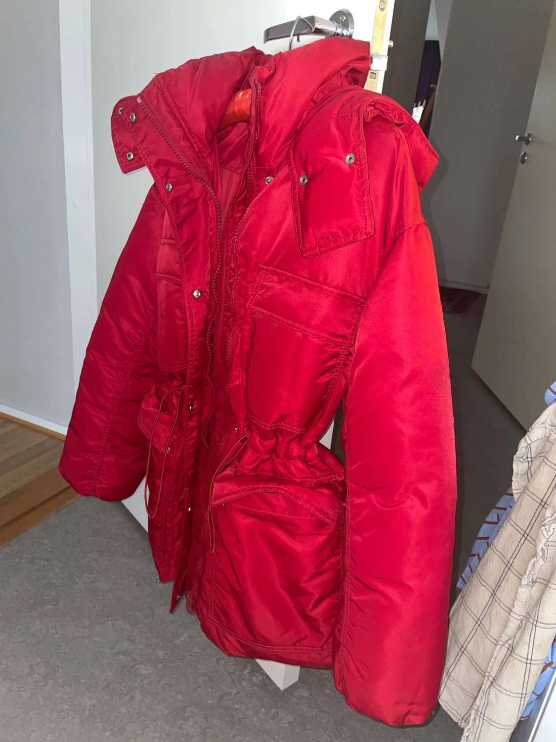 Röd pufferjacka med huva och snörning - 1