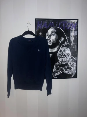 Fred Perry mörkblå - En riktigt snygg tröja från Fred Perry som har hen V-krage som gör så att den sticker ut, riktigt snygg nu till vintern då den är lite varm❄️