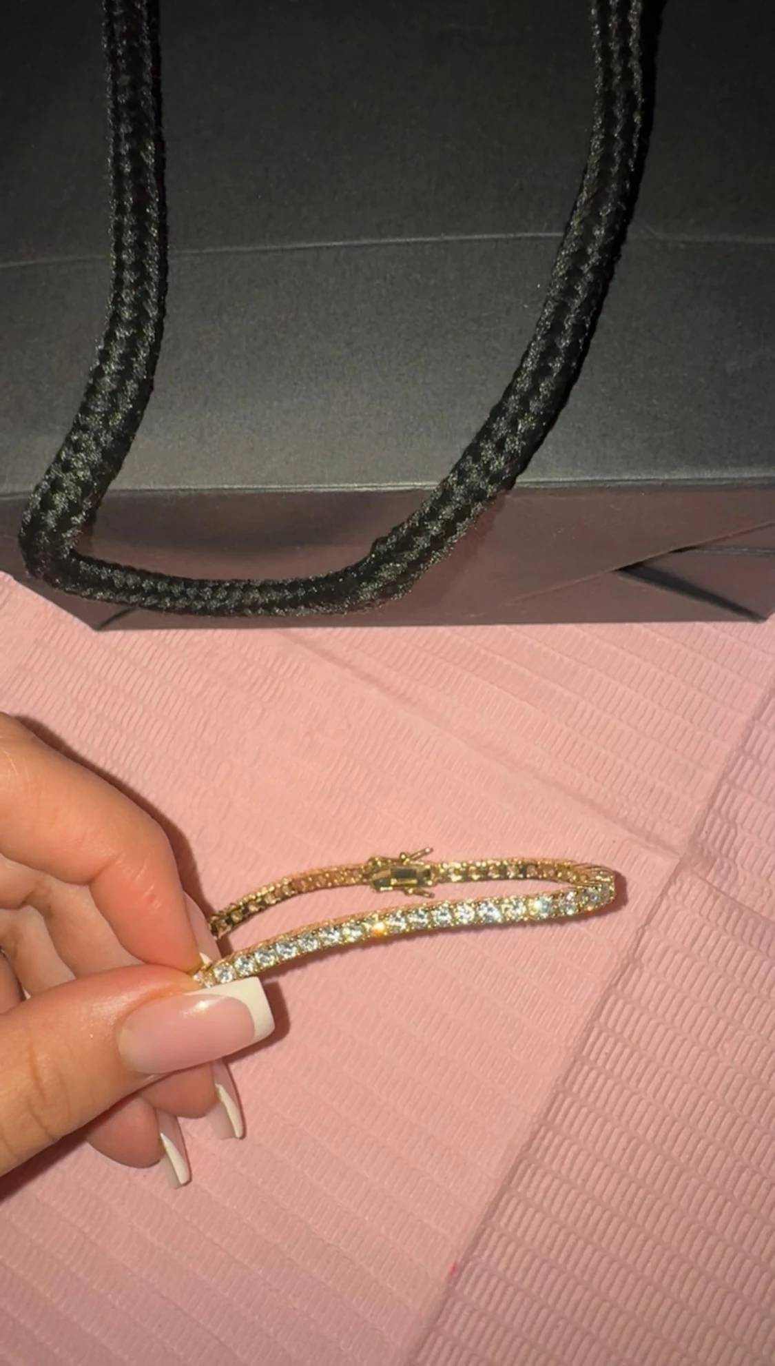 Glittrigt guldarmband med stenar - 2