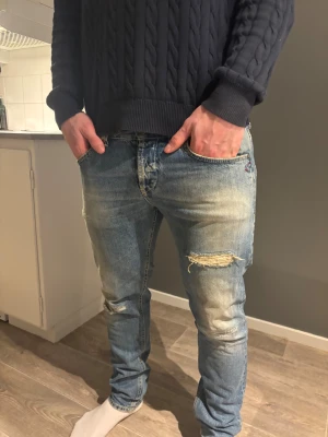 Dondup jeans - Säljer ett par Dondup jeans med slitningar | Strl 33 | mycket bra skick | bara att skriva om du har några funderingar!