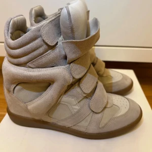 Isabel Marants skor - Säljer nu mina fina Isabel Marant skor som jag köpte på en loppis💞Storleken är 38 men kan passa 37 också. De är nya med box  som är lite sönder📦🩷 Det är budgivning och tjejen som leder her budat 2500kr uppdaterar efter varje bud💞De är vitare än på bilden har gjort en ny annons med vitare bilder 