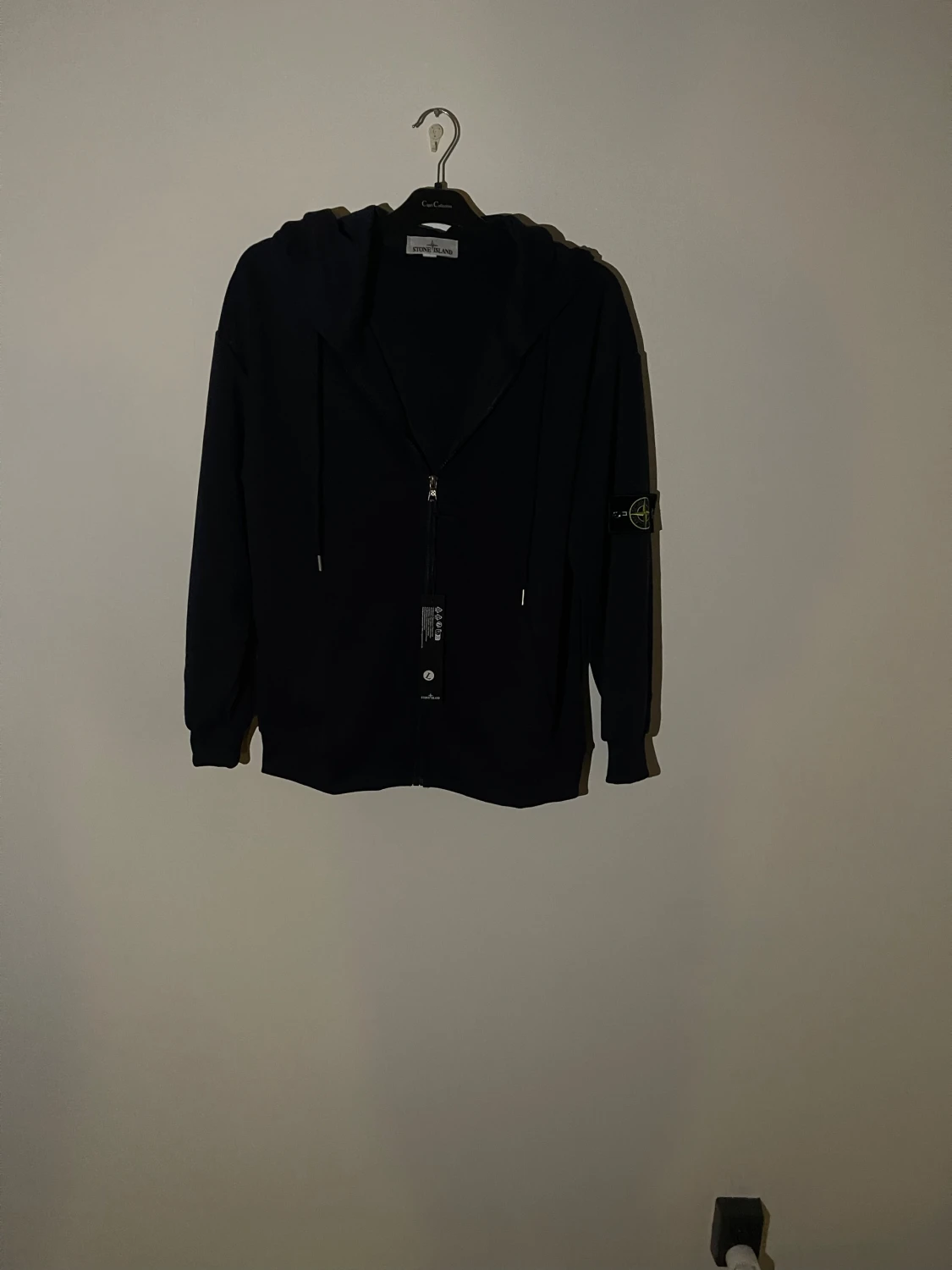 Marinblå hoodie från Stone Island