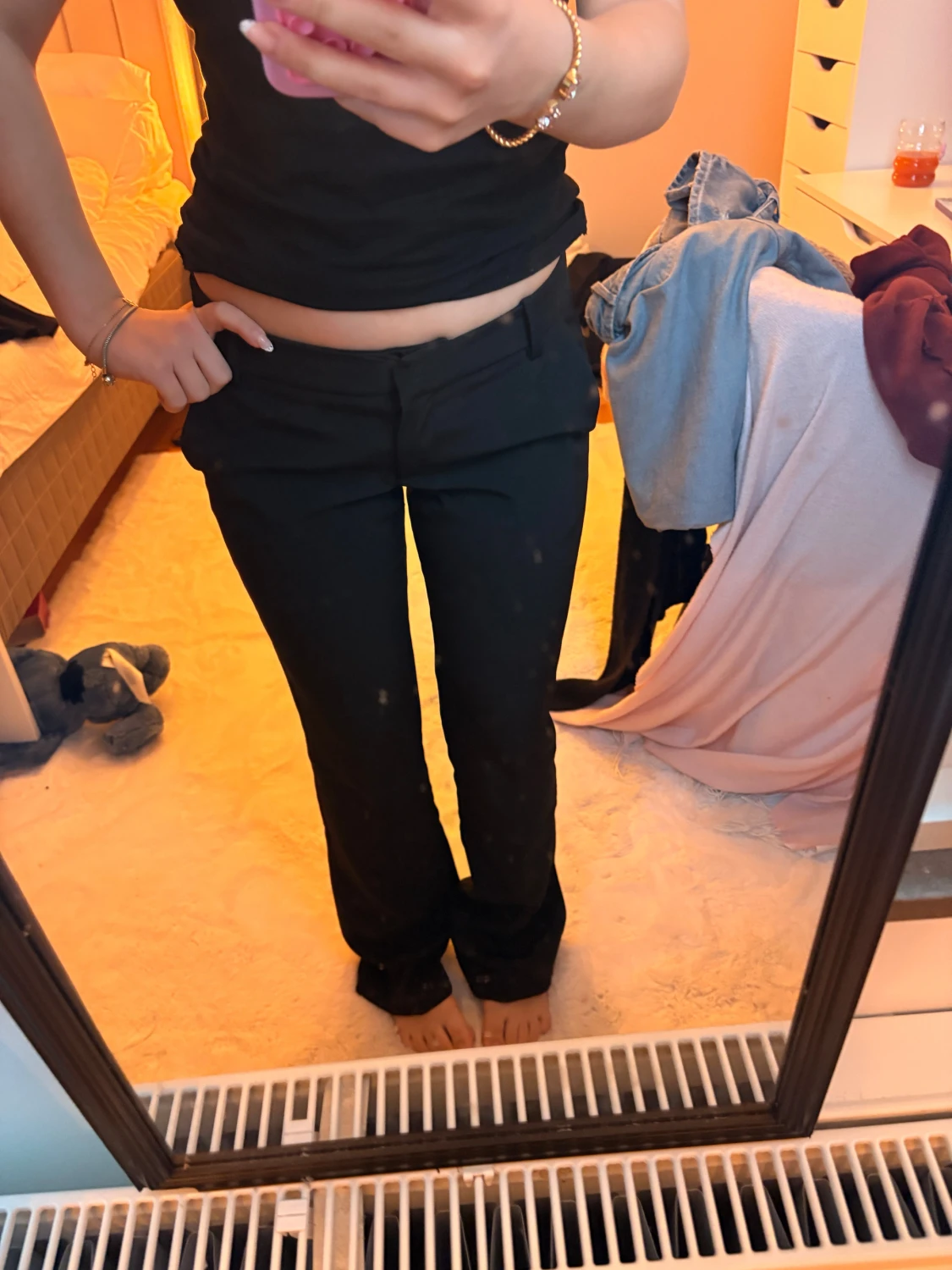 Svarta lågmidjade kostymbyxor från Bik Bok - 1