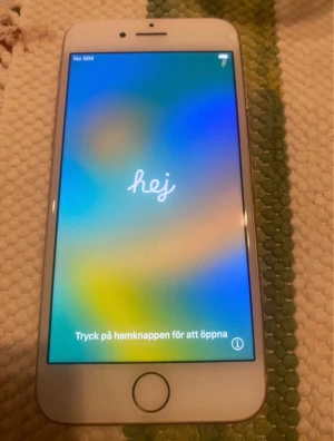 iPhone 8 - Snygg iPhone 8 i guld, fullt fungerande med tydlig och ljusstark skärm. Hemknapp med Touch ID, kamera i gott skick och inga synliga sprickor eller större repor. Perfekt för dig som vill ha en pålitlig och smidig mobil till vardags!