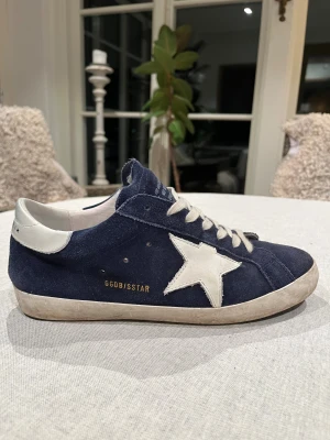 Golden gosse skor - Blåa golden gosse skor i storlek 43, med mocka. Golden gosse med mocka görs inte längre, därför är dessa lite dyrare. Priset är inte hugget i sten vid snabb affär!