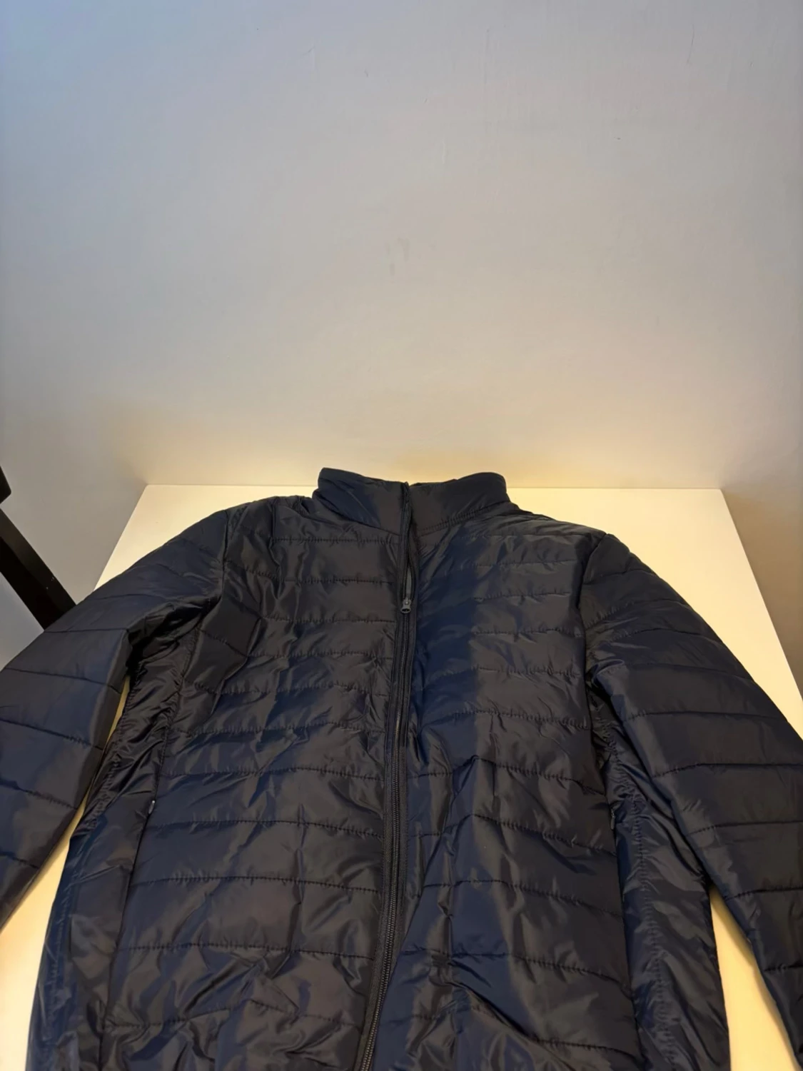 Mörkblå pufferjacka med dragkedja