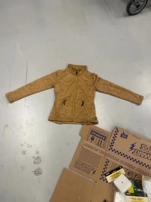 Beige fleecejacka från CRW, strl 134/140 - Säljer en beige fleecejacka från CRW i storlek 134/140. Jackan har lång ärm, hög krage och dragkedja framtill samt två sidofickor med dragkedja. Insidan är mjuk fleece tyg.Lite nopprig på vissa ställen, visar bilder på de.Perfekt för ridning!😍❤️köpte för 400kr tror jag😊