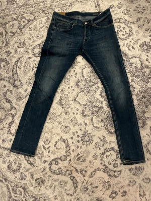 Dondup geroge  - Dondup George storlek 32. Använda några gånger men inget man märker. Trendiga och schyssta jeans. Priset går att få ner vid en snabb affär. För fler frågor eller funderingar är det bara att höra av sig MVH