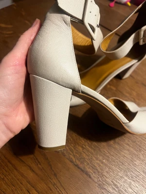  Rizzo klackskor riktig läder - Snygga skor från Rizzo i beige skinn med bred klack och öppen tå. Skorna är superfina!