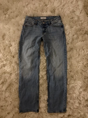 Blå jeans från Stay med straight fit - Snygga ljusblå baggy jeans från Stay. Jeansen har normal passform och är tillverkade i jeansmaterial. Perfekt för dig som gillar en enkel och clean look. Innerbenslängden är: 81 cm 