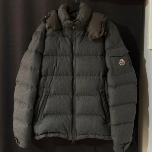 Moncler Montgenevre jacka - Hej, säljer denna Moncler Montgenevre i otroligt bra skick! | Storlek: 5 | Passar: Large | Skick: Utmärkt, inga skador | Tveka inte att höra av dig vid frågor eller funderingar😊