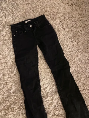 Svarta Jeans bootcut - Svarta jeans med bootcut från GinaTricot. Storlek 32. Säljer då de är för korta för mig.