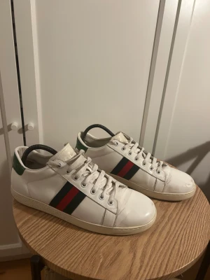 Gucci Ace skor - Säljer dessa vita Gucci Ace | Storlek: 42 | skick: Bra | Endast skor medföljer. Har du frågor eller funderingar, hör gärna av dig.