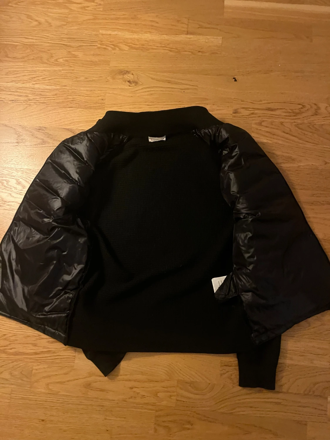 Svart Moncler pufferjacka med stickade ärmar - 1