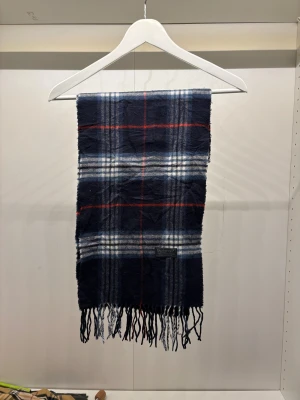 Vintage Burberry Halsduk Scarf  - -Riktigt bra skick, knappt använd. Nypris på dessa ligger på runt 5000kr, vilket gör detta till ett sjukt bra pris! Halsduken är gjord i Lamull, och är perfekt inför hösten och den kommande vintern. Anledningen till att det står ”Burberry’s” och inte ”Burberry” på lappen är eftersom halsduken är från några år tillbaka, innan de bytte namn! Om du har någon fråga är det bara att skriva till mig. /elgnce