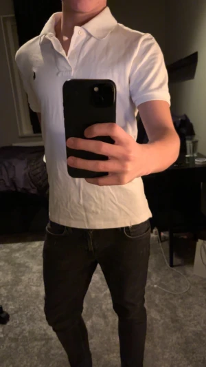 Vit piké från Ralph Lauren - Ralph Lauren piké i storlek XS, passar ungefär personer mellan 158–170 cm. Pikén är i bra skick och knappt använd. Klassisk och stilren modell som funkar både till vardag och mer uppklädda tillfällen. Skriv vid intresse!