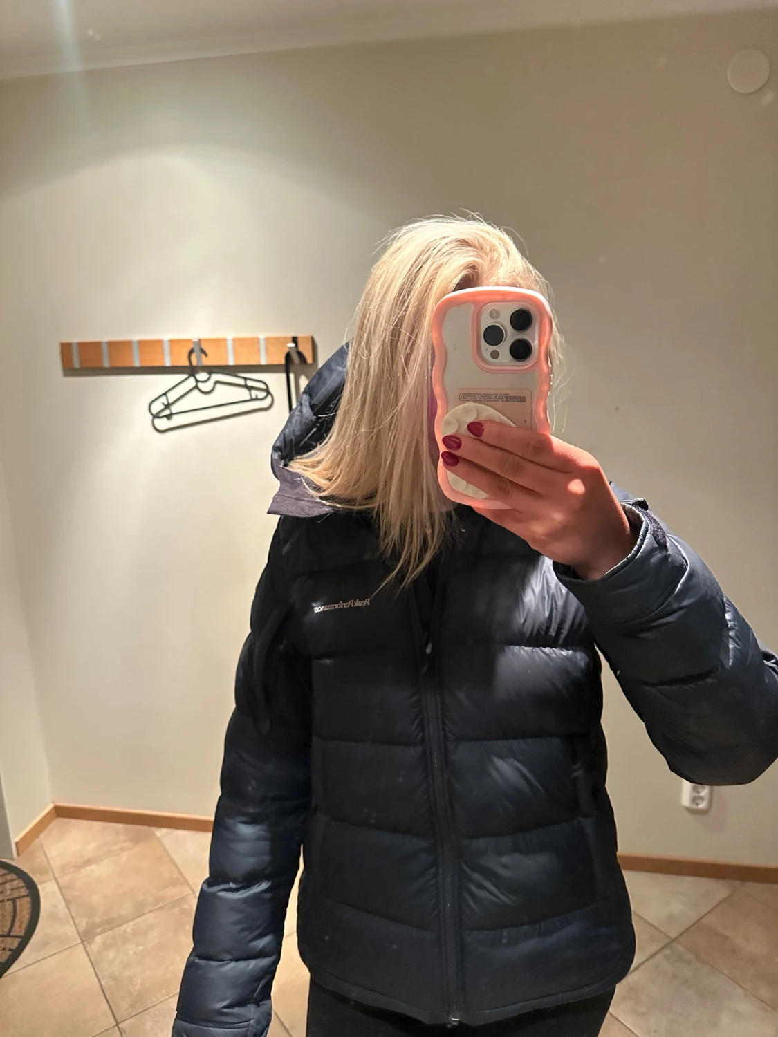 Svart pufferjacka från Peak Performance - 2