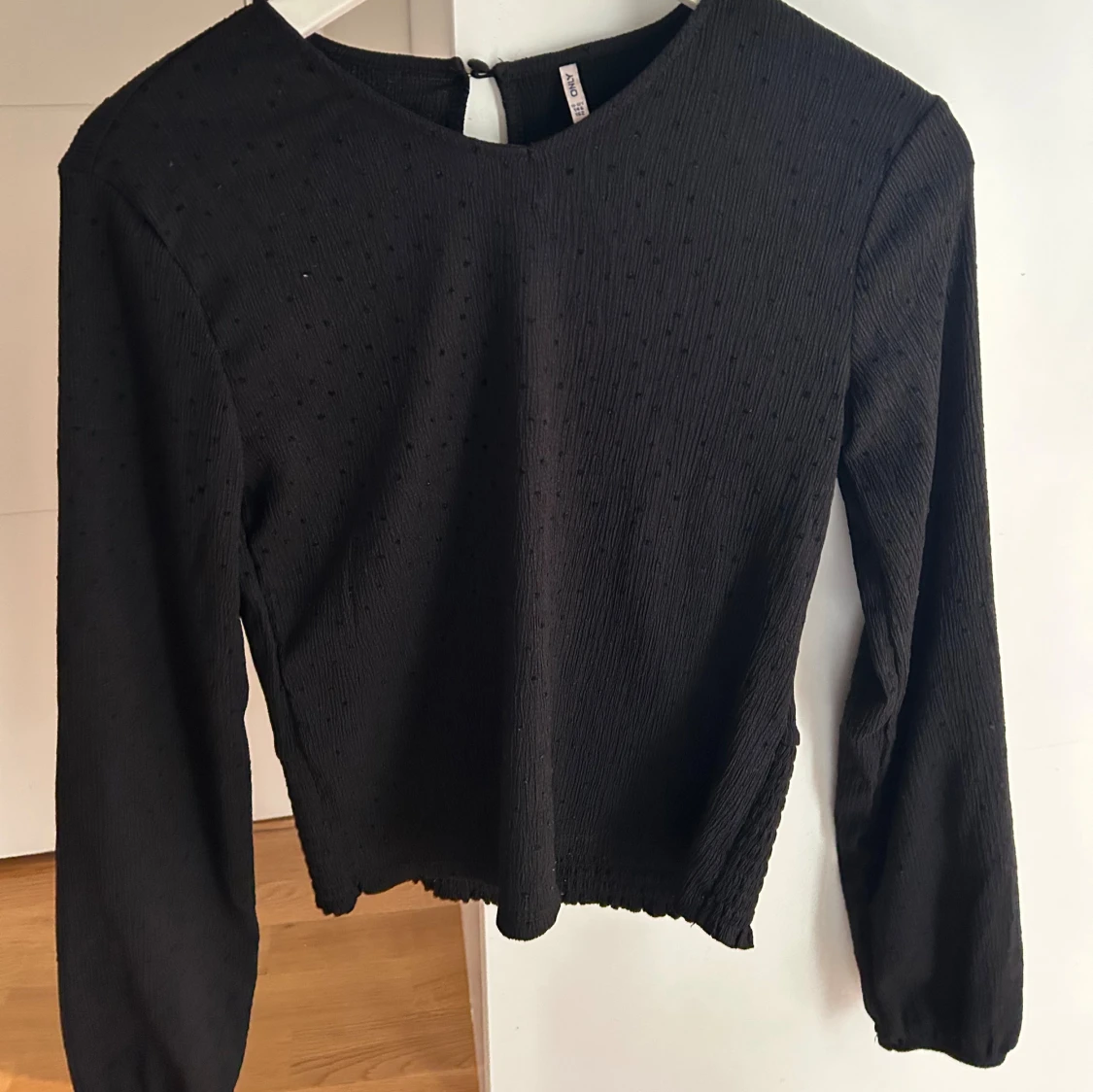 Svart prickig blus från ONLY