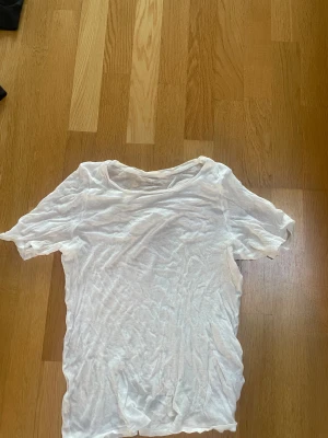 vit intimissimi tröja - vitt tunn intimissimi tshirt i storlek s men väldigt stretchigt material, kan behöva strykas, pris kan diskuteras och likadan i mörkblå finns på min profil