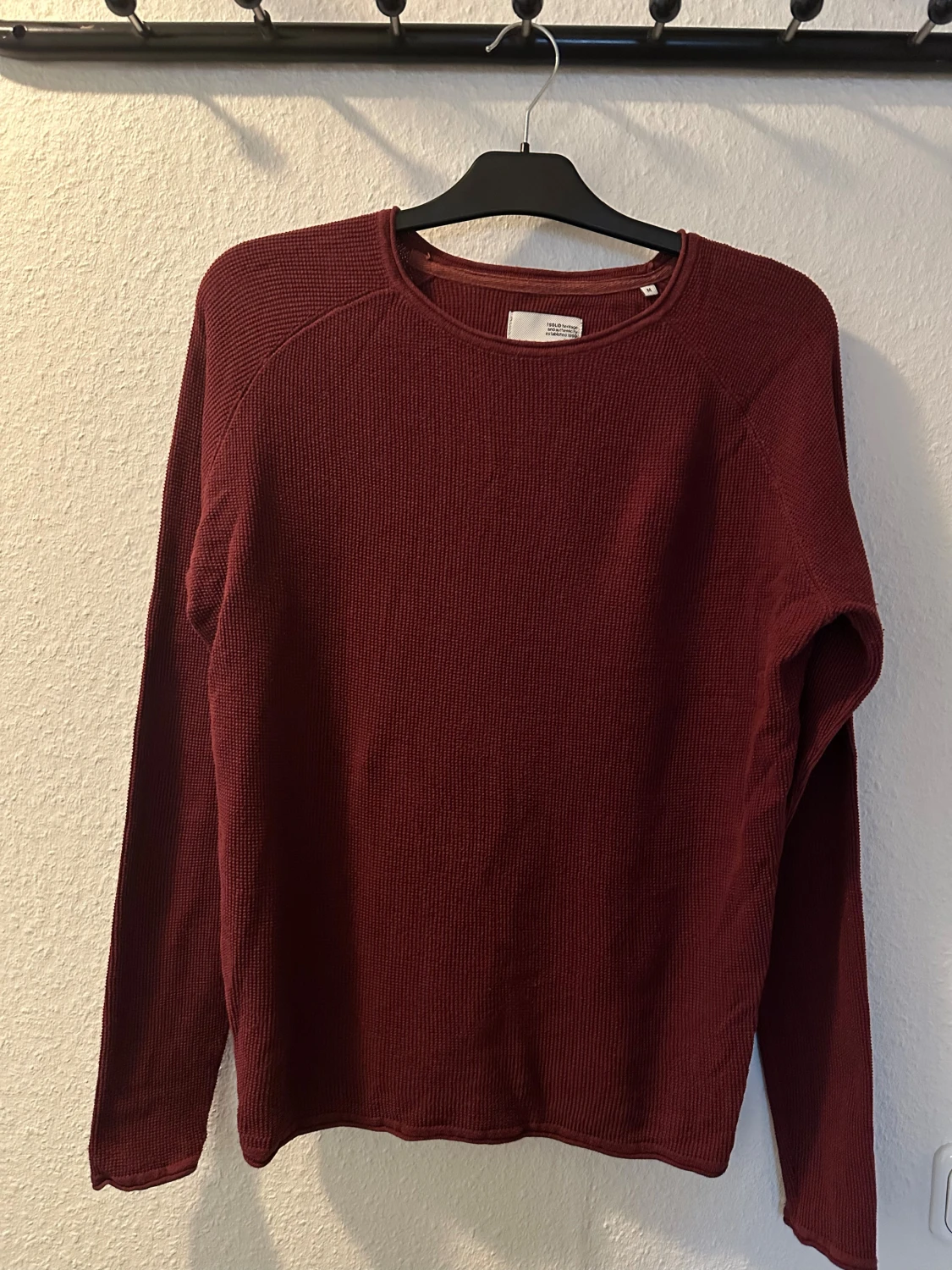 Vinröd stickad tröja från Solid