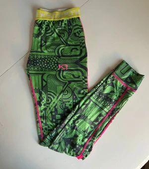 Gröna underställsbyxor från Kari Traa  - Gröna mönstrade underställsbyxor från Kari Traa med rosa detaljer, storlek M