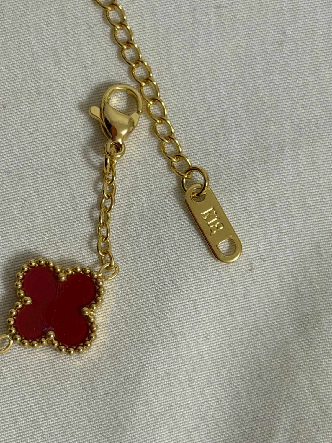 Guldarmband med röda klöver och kristaller - 3