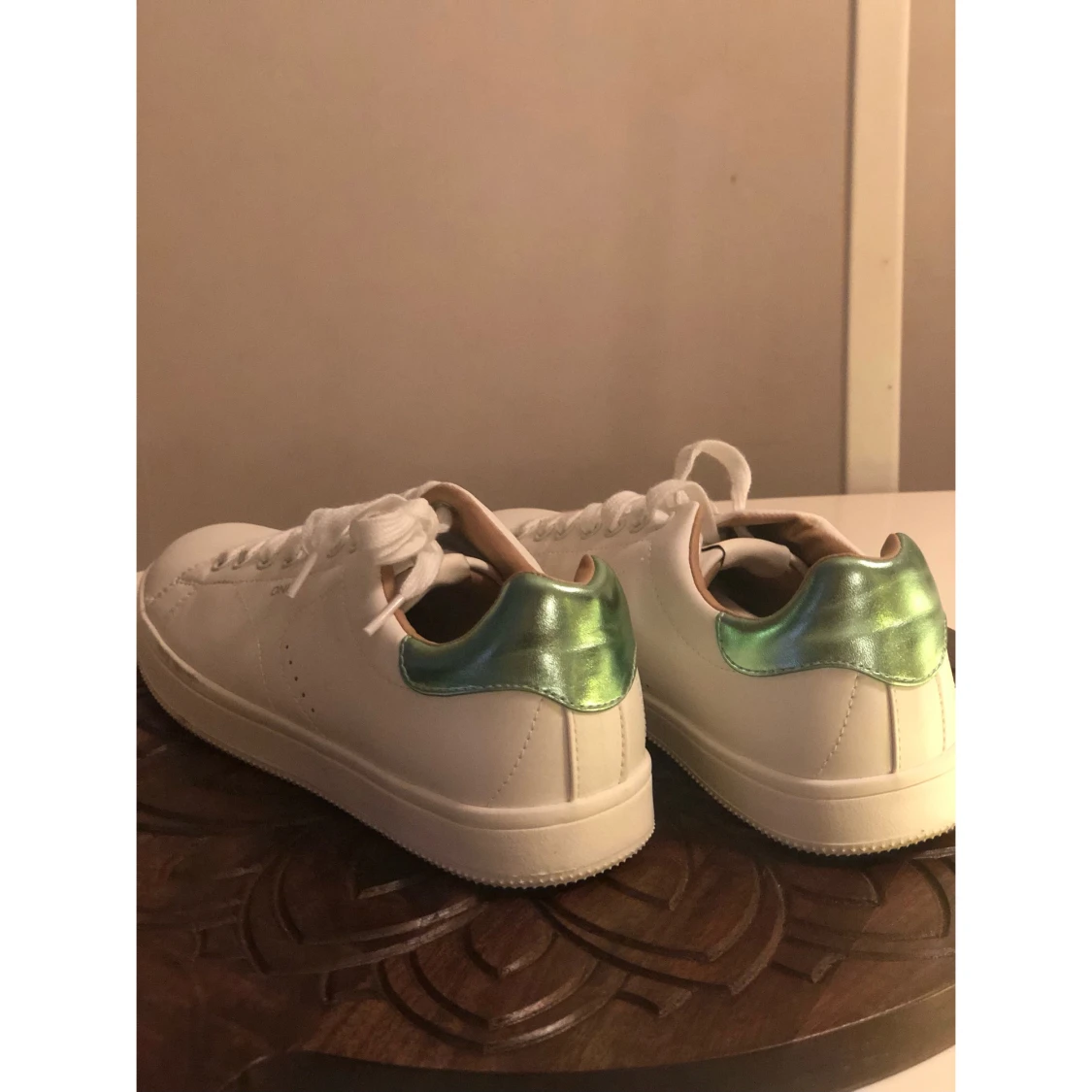 Vita sneakers från ONLY med metallicgrön detalj, 38. - 2