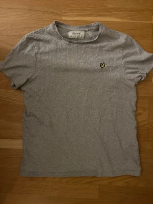 Lyle scott T-shirt  - Lyle scott T-shirt som blivit för liten. Man kan nästan tro den är ny med tänke på hur bra ja har tagit hand om den!
