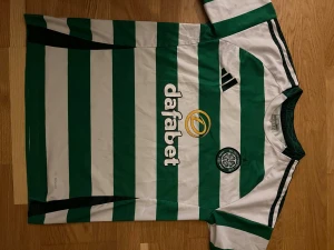 Celtic T-shirt - Snygg Celtic T-shirt. Grön o vit färg, väldigt snyggt!