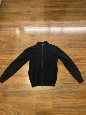 Svart zip tröja från John Henric - En snygg svart zip tröja från John Henric. Tröjans zipp funkar mycket bra. Priset kan diskuteras👍