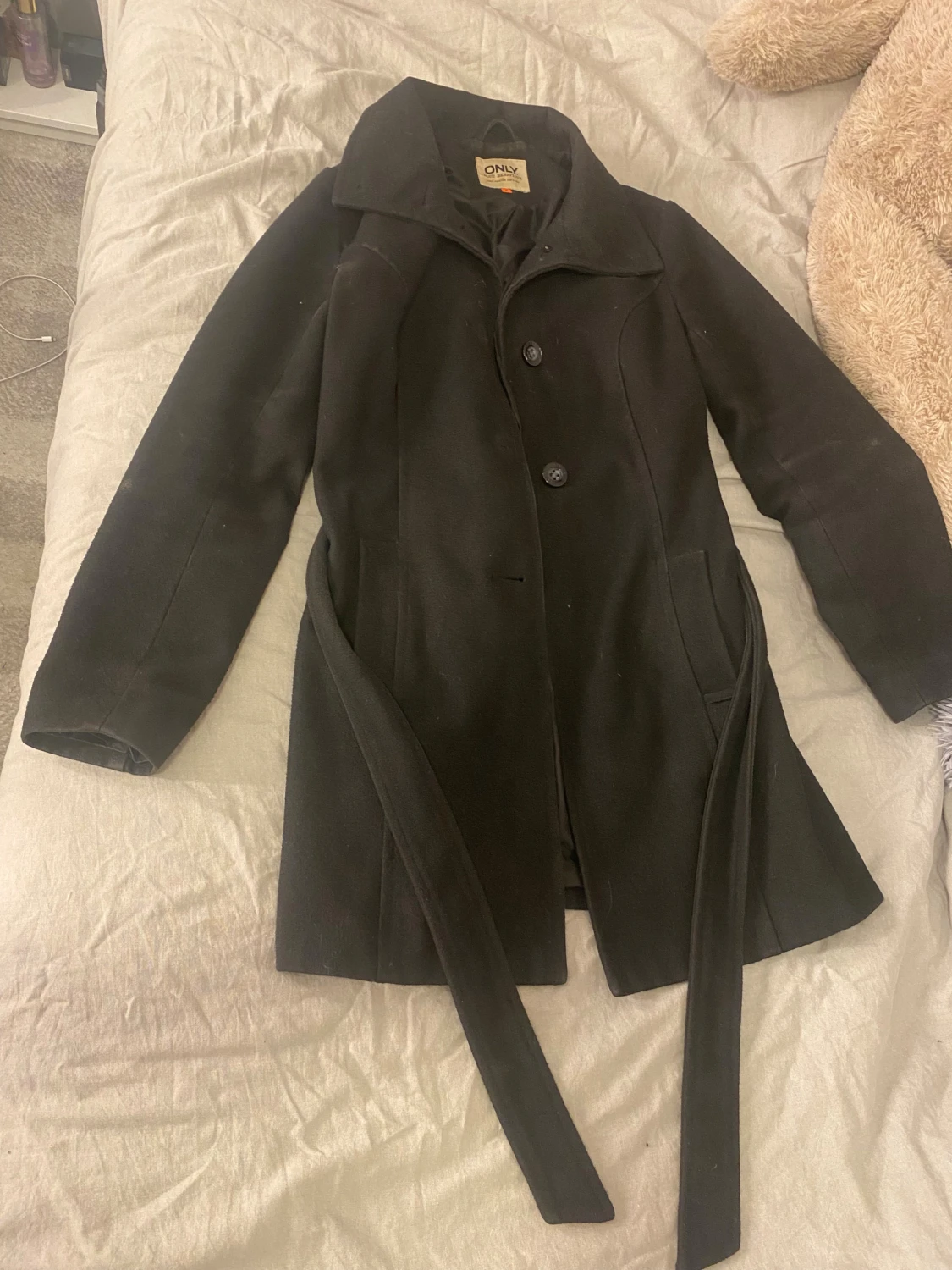 Svart kappa från ONLY med bälte