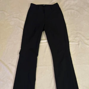 Svarta kostymbyxor  - Säljer ett par svarta kostymbyxor från BikBok i storlek S/36. De är i fint skick och sitter väldigt snyggt på. Perfekta både till vardag och fest.🩷