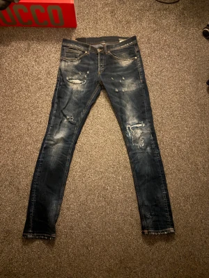 Dondup jeans - Tjena säljer ett par dondup destroyed jeans i storlek 29, jätte fin skick och helt stört snygga. Bara höra av er om ni har nån fråga mvh Liam