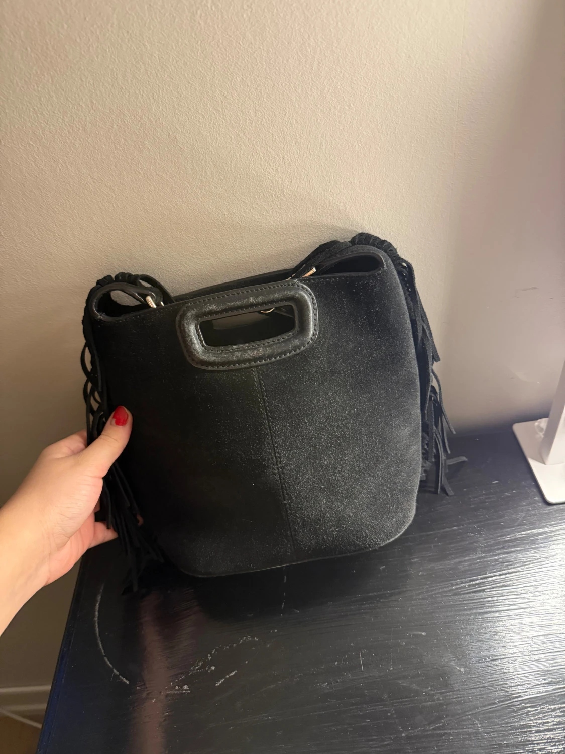 Svart axelväska med fransar från maje  - 1