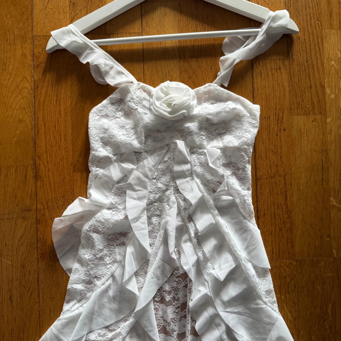 Vit spetsklänning med volanger och ros XS-S - 2