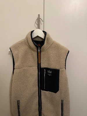 Beige fleeceväst ifrån superdry - Säljer en beige fleeceväst från superdry bra skick 