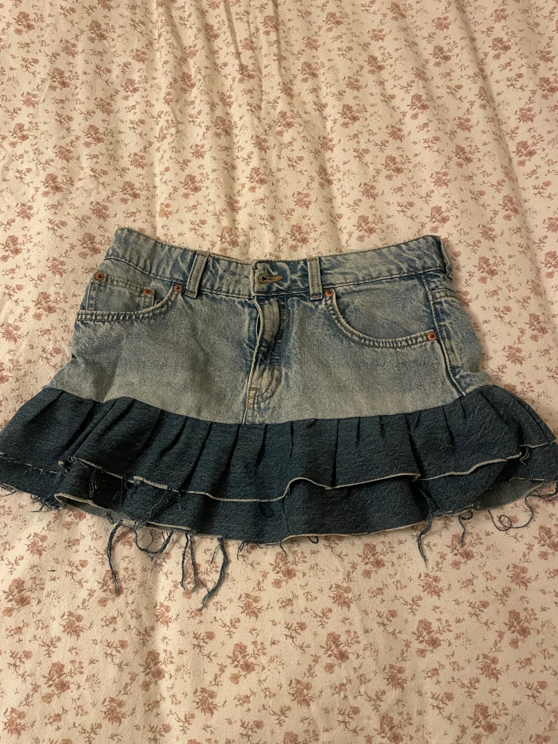 Blå jeanskjol med volang från H&M Divided