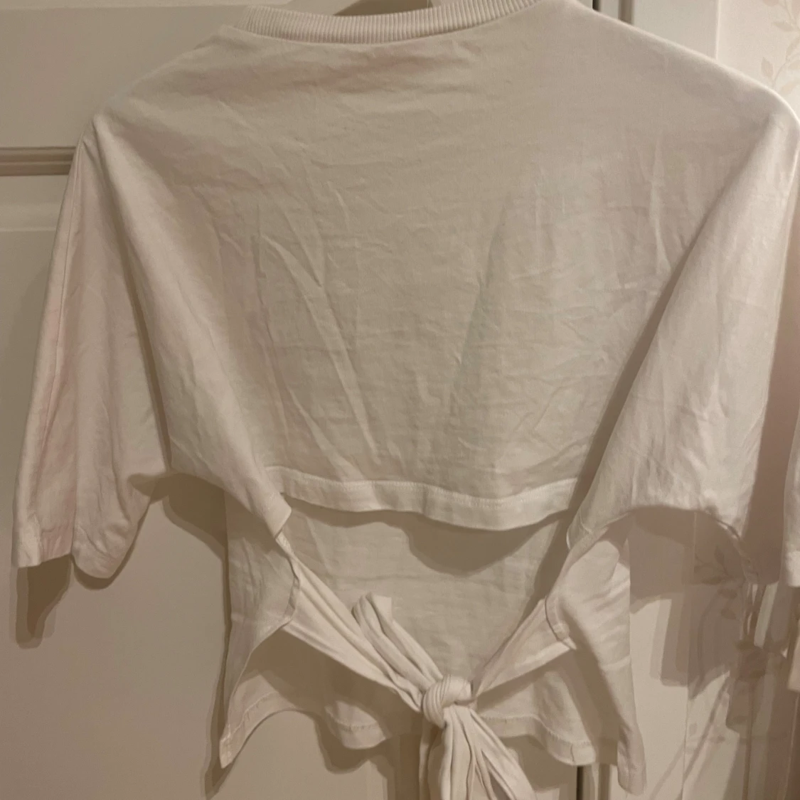 Vit croppad topp med knyt från Nelly